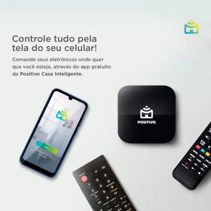 Smart Controle Universal da Positivo Casa Inteligente ao lado de um celular e dois controles remotos comuns.