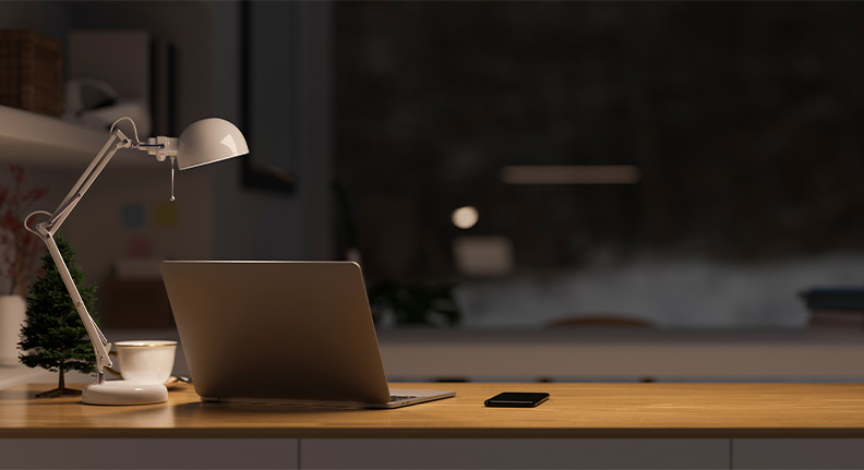 home office com iluminação fria, o que ajuda a aumentar a concentração