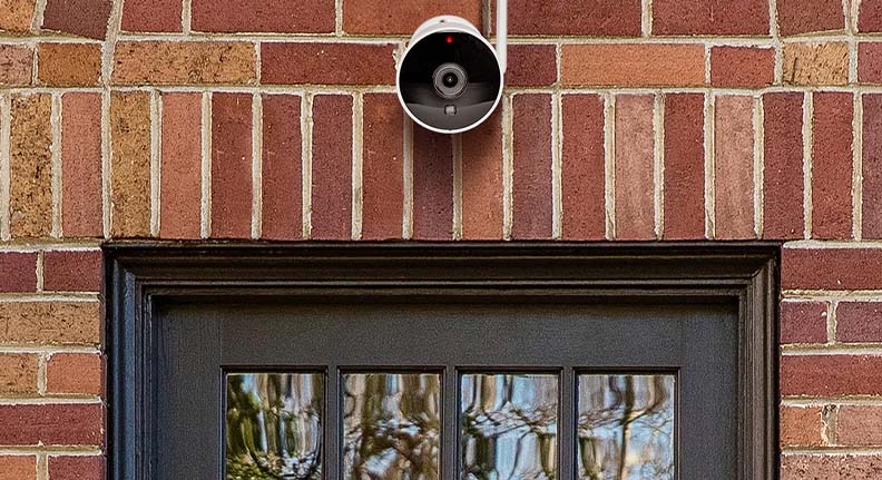 Smart Câmera Externa Wi-Fi instalada acima da porta da frente de uma casa.