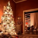sala de casa a noite com decoração natalina