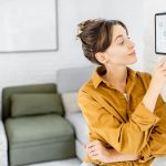 mulher usando tablet para automação residencial na sala de star