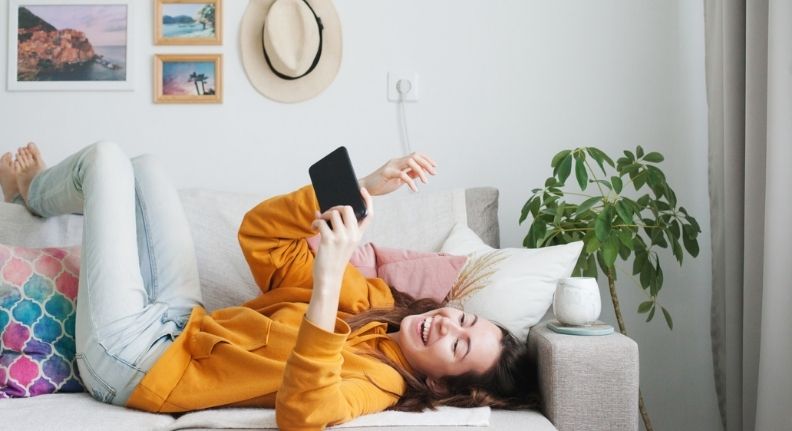 maneiras-de-melhorar-o-wifi-na-sua-casa-sofa