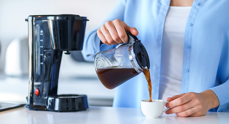 mulher-bebendo-cafe-feito-em-cafeteira-ligada-ao-smart-plug