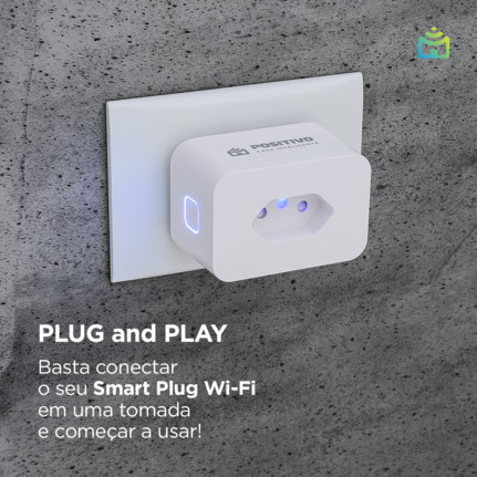 Smart Plug Wi-fi da Positivo Casa Inteligente conectado à uma tomada na parede.
