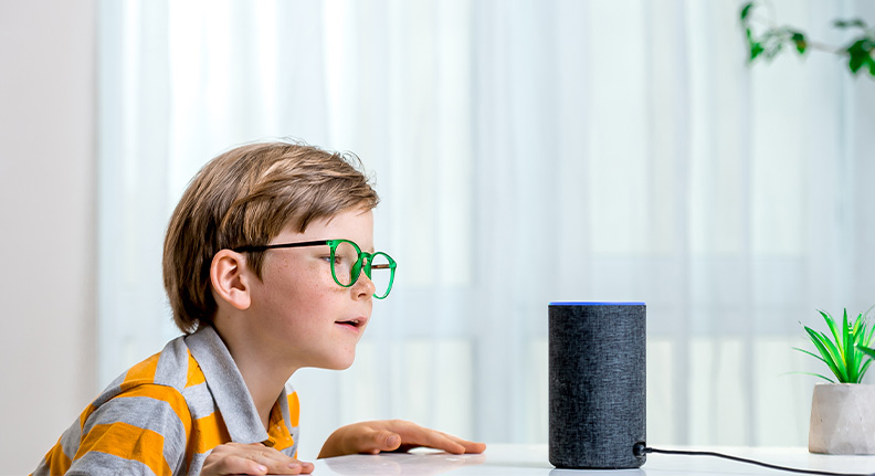 criança usando comando de voz da Alexa