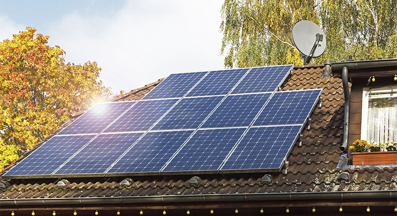 placas de energia solar no telhado de uma casa