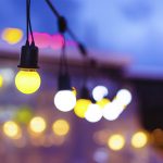decoração ao livre com luzes coloridas