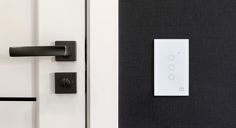 interruptor inteligente Positivo Casa Inteligente ao lado da porta do quarto