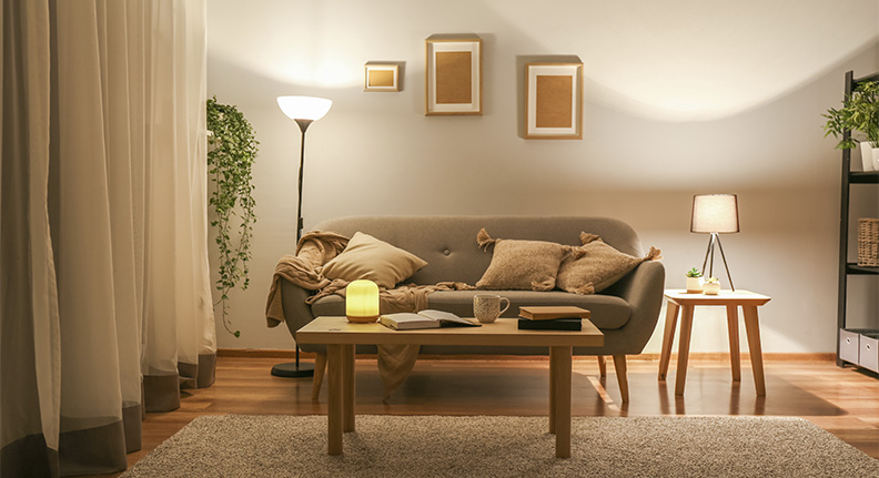 iluminação quente na sala de estar, proporcionando um ambiente aconchegante para descanso