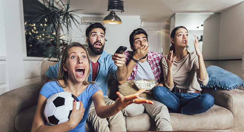 amigos assistindo jogo da Copa do Mundo 2022 com iluminação confortável proporcionada pelas smart lâmpadas