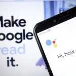 tela do celular com o aplicativo do Google Assistente sendo utilizado, e ao fundo pode-se ler a frase em inglês "Faça o Google ler"