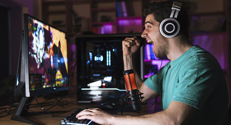 homem jogando videogame pelo computador com uma excelente conexão de internet