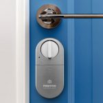 Smart Fechadura Wi-fi da Positivo Casa Inteligente instalada em uma porta.