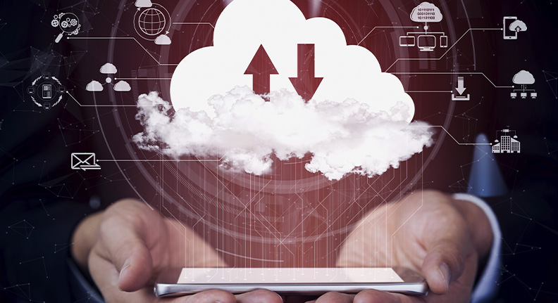 homem segurando um celular com um ícone de armazenamento na nuvem acima