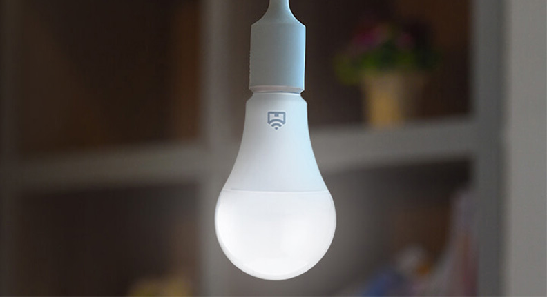 smart lâmpada wi-fi da Positivo Casa Inteligente conectada a um soquete