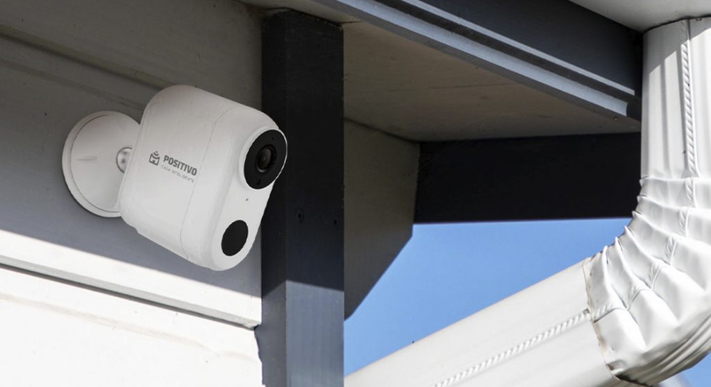 Smart Câmera Wi-Fi com Bateria da Positivo Casa Inteligente instalada em uma parede na área externa de uma casa