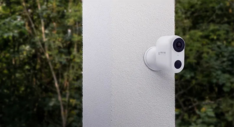 Smart Câmera Wi-Fi com Bateria da Positivo Casa Inteligente instalada no pilar na área externa de uma casa