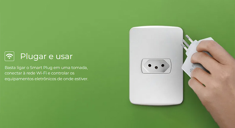 Smart Plug Wi-Fi da Positivo Casa Inteligente sendo ligado em uma tomada.
