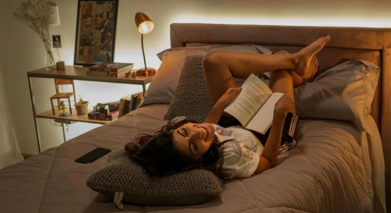 Smart Fita Led da Positivo Casa Inteligente sendo usada na cabeceira da cama para deixar o quarto mais aconchegante.