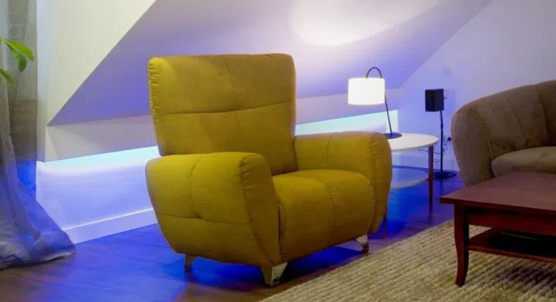 Smart Fita Led da Positivo Casa Inteligente compondo o ambiente da sala de estar.
