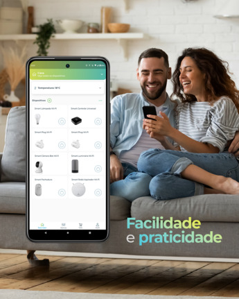 Casal sentado no sofá controlando sua casa inteligente pelo app Positivo Casa Inteligente com a frase "facilidade e praticidade" no canto da imagem.