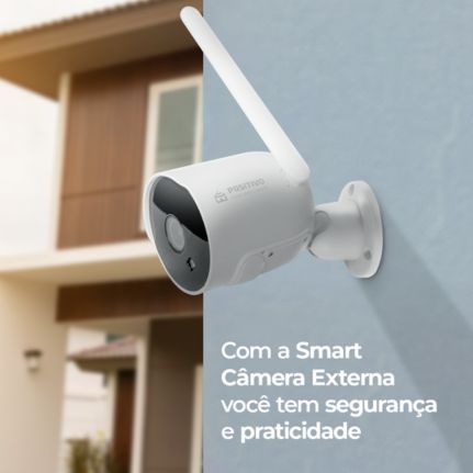 Smart Câmera Externa da Positivo Casa Inteligente instalada na parede de uma casa.