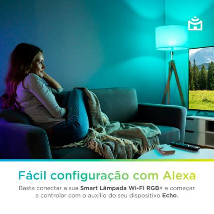 Mulher sentada no sofá assistindo TV com uma iluminação aconchegante proporcionada pela Smart Lâmpada Wi-fi RGB+ da Positivo Casa Inteligente.
